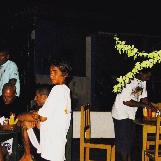 Edvan adolescente na vila de Jericoacoara, à noite, entre os primeiros turistas