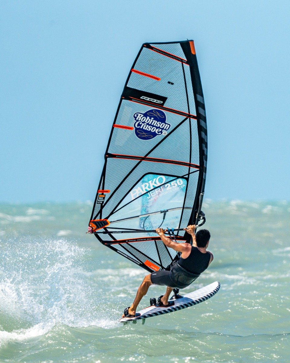 Edvan voando rasante sobre o mar verde de Jericoacoara